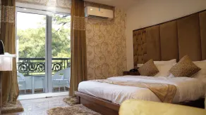 Hotel Saheb's Castle - Best Mountain View & Jacuzzi Suites, McLeodganj - Room