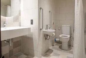 Hampton by Hilton Ashford International - Bathroom