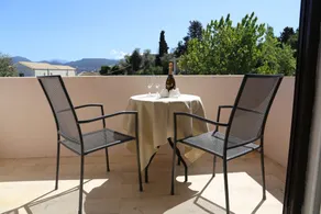 Sunshine Inn Hotel - Balkong
