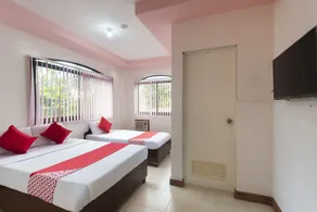 RedDoorz at Coco Grove Tourist Inn - Habitación