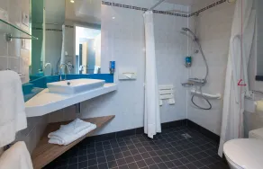 Holiday Inn Express Bath by IHG - Bathroom
