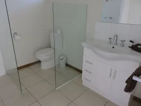 Airlie Beach Apartments - Baño