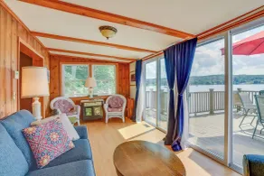 Cozy Cohocton Cottage w/ Private Beach & Deck! - Innvendig