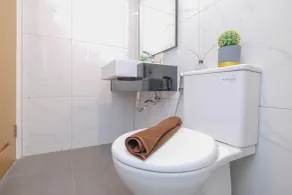 Stunning Studio at Ciputra World 2 Apartment By Travelio - Badeværelse