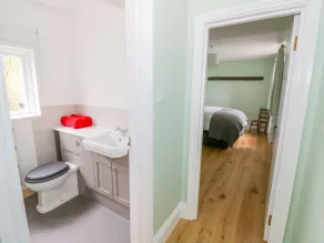 Wigrams Canalside Cottage - Bathroom