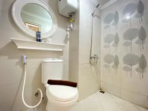 Well Furnished Studio Room at Grand Asia Afrika Apartment - Badeværelse