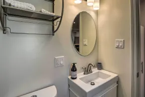 Ideally Located Oakland Home w/ Private Yard! - Innvendig