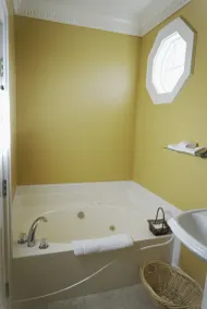 Claremont Inn & Winery - Bathroom