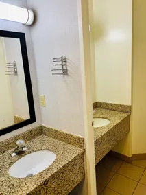 Super 5 Inn - Bathroom