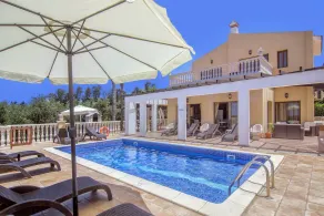 Fabulous Villa In Coral Bay Near Beach, Amenities - Pool