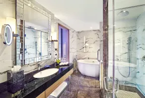 Vivanta Navi Mumbai Turbhe - Bathroom