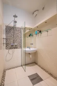 Hidden Gem Riga Apartment With Garden Views - Baño