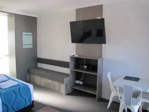 Top of the Town Motor Inn - Room