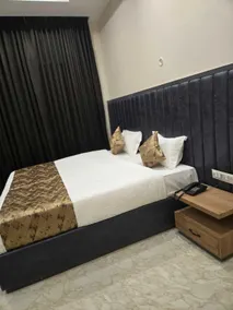 R N Hotel & Lawn - Habitación