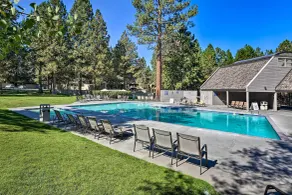 Hiking Trail & Hot Tub Access: Bend Condo w/ Deck - Interiør