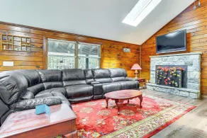 Hot Tub & Covered Deck! Long Pond Log Cabin - Interiør