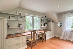 Barn-Like Studio Suite w/ Flowering Garden! - Interiör