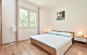 Stunning Home in Srinjine With Wifi and 4 Bedrooms - Room