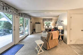 Mashpee House w/ Wraparound Deck - Walk to Beach! - Interiør