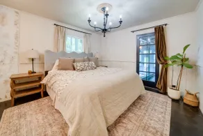 Stylish Willoughby Hills Retreat w/ Fireplace! - Chambre