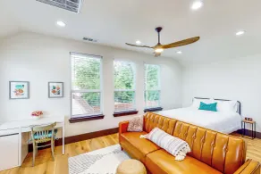 'mckinney Marvel' Studio in Historic District - Interior