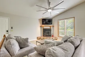 Lakefront Family Home 13 Mi From Gateway Arch! - Interior