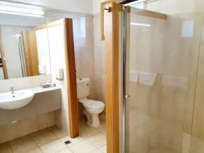 Golden Grain Motor Inn - Bathroom