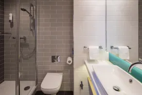 Holiday Inn Express Belfast City by IHG - Bathroom