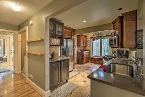 Cozy Conyers Cabin w/ Fireplace & Pool Table! - Interiör