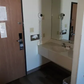 Super 8 by Wyndham Bethany MO - Badezimmer