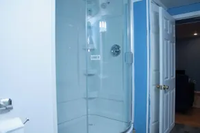 Cosy Basement Apartment on the East side. - Bathroom