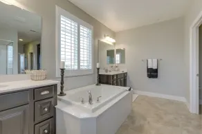 Luxe Roseville Home w/ Pool & Hot Tub! - Badrum