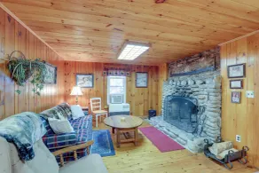 Dog-friendly Burnsville Cabin Rental Near Hiking! - Interiör