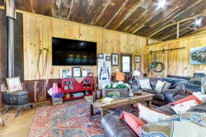 BBQ Ready: Farm-style Kinston Hideaway w/ Pool - Innenbereich