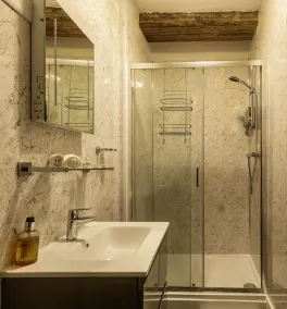 The Green Dragon at Bedale by OYO - Bathroom