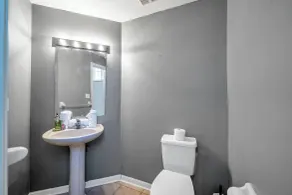 King Bed, Home Gym, 4 TVs, Near Recreational Parks, Tennis Court, Shops - Bathroom