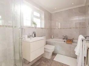 17 St Magnus Close - Baño