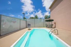 Howard Johnson by Wyndham Beckley - Pool