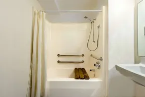 Days Inn by Wyndham Pontoon Beach - Salle de bain
