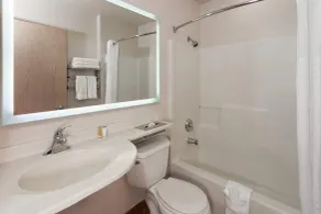 Days Inn & Suites by Wyndham Spokane Airport Airway Heights - Salle de bain