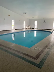 AmericInn by Wyndham Marshfield - Piscina