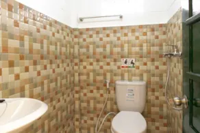 RedDoorz Syariah near Titik Nol Yogyakarta - Badezimmer
