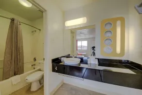 Motel 6-San Antonio, TX - Fort Sam Houston - Bathroom