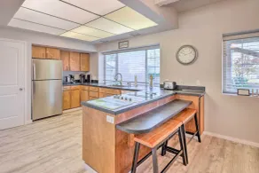 Pet-Friendly Rockaway Beach Home w/ Fire Pit! - Interiör