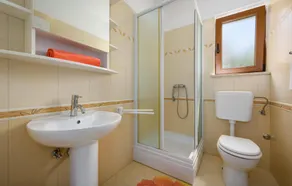 Three-Bedroom Holiday Home In Tinjan - Bathroom