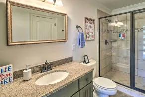 Waterfront Piney Flats Home w/ Private Dock! - Salle de bain