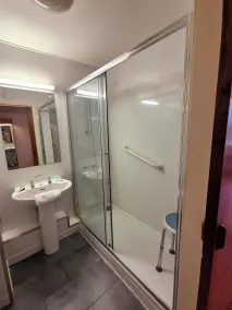 Supreme Inn Boston - Bathroom