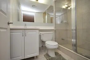 NAPA Furnished Suites - Square One - Badrum