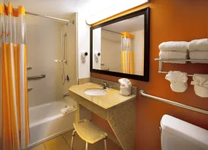 La Quinta Inn by Wyndham Orlando International Drive North - Bathroom