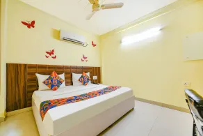 FabHotel Ishtara Auberge - Nr Yashobhoomi Convention Centre - Room